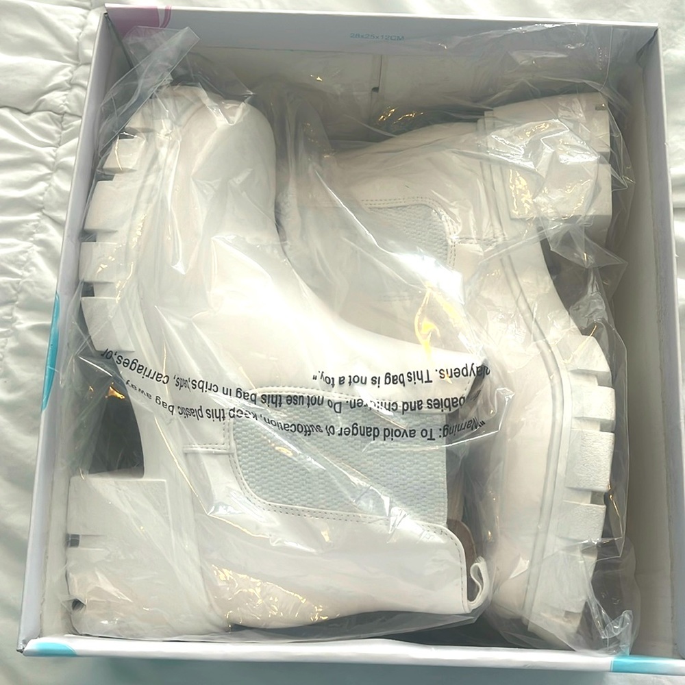 Brand-new in the box, white Sodapop , Club heel, ankle boots, white 8 1/2